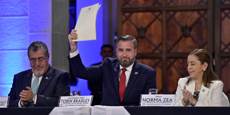 Entonces embajador de EE.UU. en Guatemala con carta de oferta y aceptación./Foto: Álvaro Interiano.