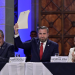 Entonces embajador de EE.UU. en Guatemala con carta de oferta y aceptación./Foto: Álvaro Interiano.