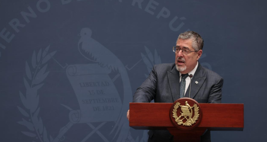 Presidente Bernardo Arévalo en La Ronda, espacio en el que abordó la iniciativa de ley contra lavado de dinero. / Foto: Alex Jacinto.