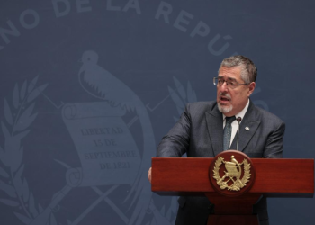 Presidente Bernardo Arévalo en La Ronda, espacio en el que abordó la iniciativa de ley contra lavado de dinero. / Foto: Alex Jacinto.