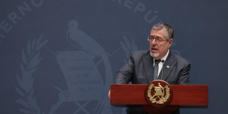 Presidente Bernardo Arévalo en La Ronda, espacio en el que abordó la iniciativa de ley contra lavado de dinero. / Foto: Alex Jacinto.