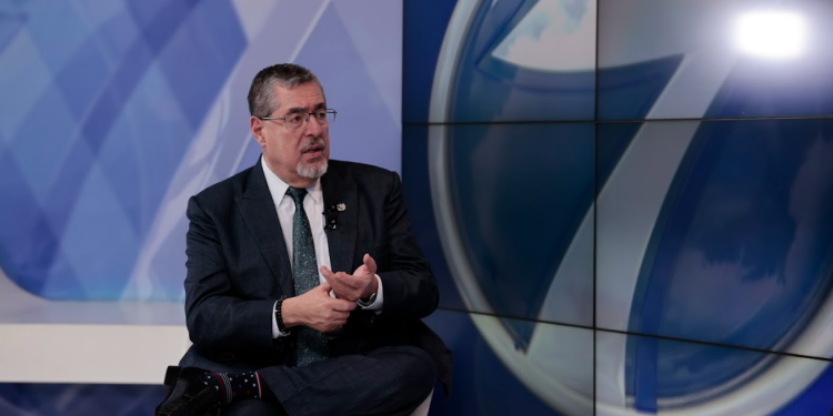 Presidente Bernardo Arévalo en entrevista en Noti 7.
