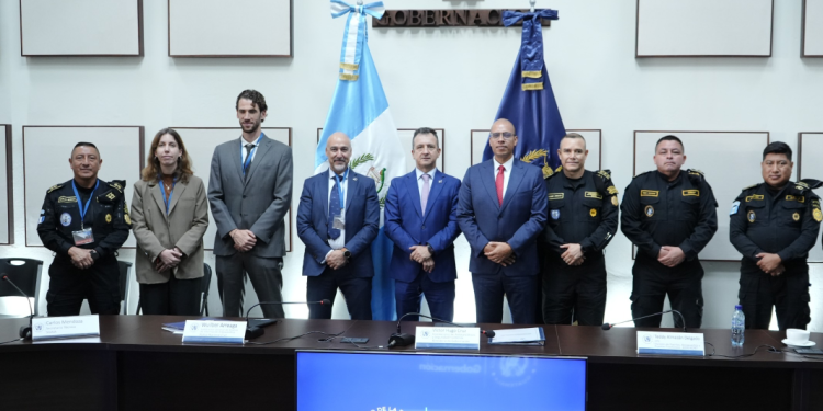 La reunión se llevó a cabo en el Salón Menor de la cartera del Interior y reunió a mandos policiales, delegados internacionales y autoridades vinculadas al combate al crimen organizado. / Foto: Mingob.