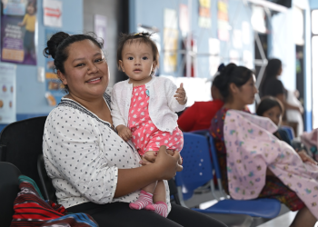 Una madre de familia junto a su hija en el centro de Salud de Parramos, Chimaltenango. / Foto: Álvaro Interiano.