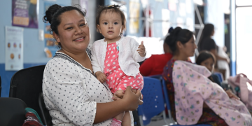 Una madre de familia junto a su hija en el centro de Salud de Parramos, Chimaltenango. / Foto: Álvaro Interiano.