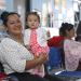 Una madre de familia junto a su hija en el centro de Salud de Parramos, Chimaltenango. / Foto: Álvaro Interiano.