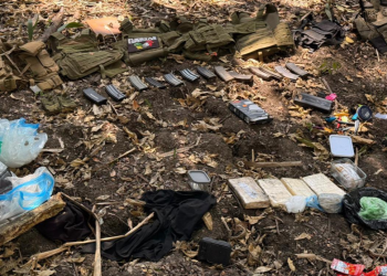 Durante los allanamientos, las autoridades localizaron un importante arsenal que evidencia la capacidad operativa de la estructura criminal. / Foto: Ejército