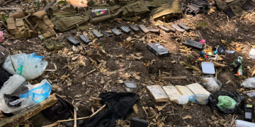 Durante los allanamientos, las autoridades localizaron un importante arsenal que evidencia la capacidad operativa de la estructura criminal. / Foto: Ejército
