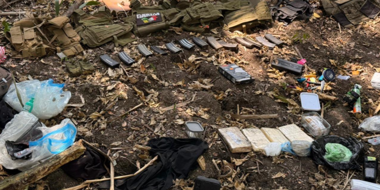 Durante los allanamientos, las autoridades localizaron un importante arsenal que evidencia la capacidad operativa de la estructura criminal. / Foto: Ejército