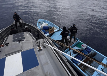 Ejército intercepta embarcación con posibles ilícitos en el Pacífico./Foto: Ejército de Guatemala.