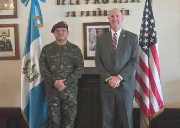 Ministro Henry Saenz junto el encargado de Negocios de EE. UU.. / Foto: Ejército de Guatemala.