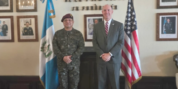 Ministro Henry Saenz junto el encargado de Negocios de EE. UU.. / Foto: Ejército de Guatemala.