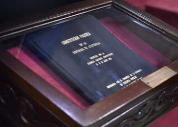 Primera edición de la Constitución Política de la República de Guatemala. /Foto: Dickéns Zamora