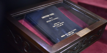 Primera edición de la Constitución Política de la República de Guatemala. /Foto: Dickéns Zamora