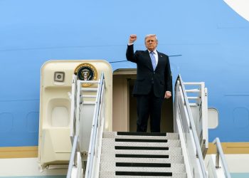 El presidente estadounidense Donald Trump se despide de China luego de una visita de dos días a Pekín.