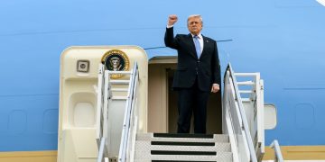 El presidente estadounidense Donald Trump se despide de China luego de una visita de dos días a Pekín.