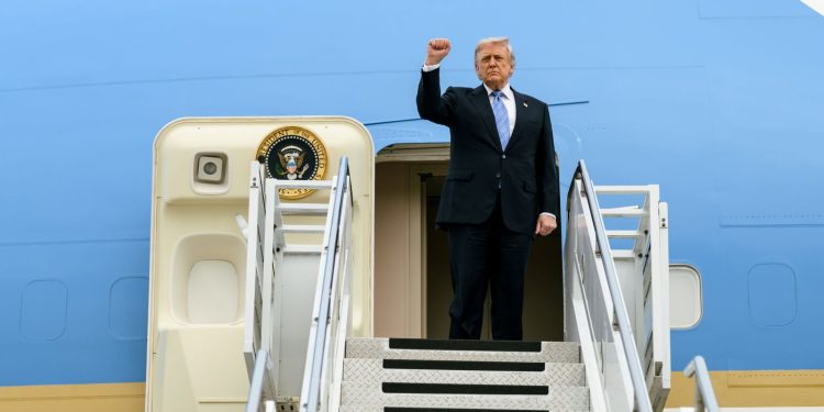 El presidente estadounidense Donald Trump se despide de China luego de una visita de dos días a Pekín.