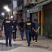 Luego de su captura por fingir secuestro, agentes policiales conducen a los supuestos secuestrador y víctima que exigían dinero a la familia por la liberación.