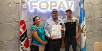 Fopavi entregó certificados de subsidio habitacional a familias de Palencia./Foto: Fopavi.