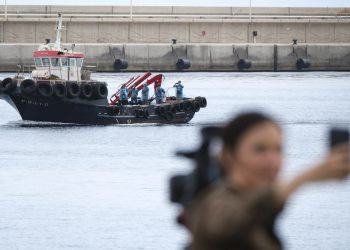 Una mujer que figura entre los cincon franceses que fueron evacuados el domingo del cruceron en Tenerife dio positivo por hantavirus.