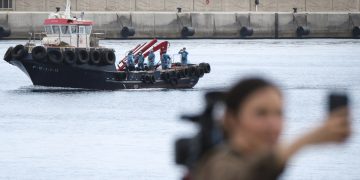 Una mujer que figura entre los cincon franceses que fueron evacuados el domingo del cruceron en Tenerife dio positivo por hantavirus.