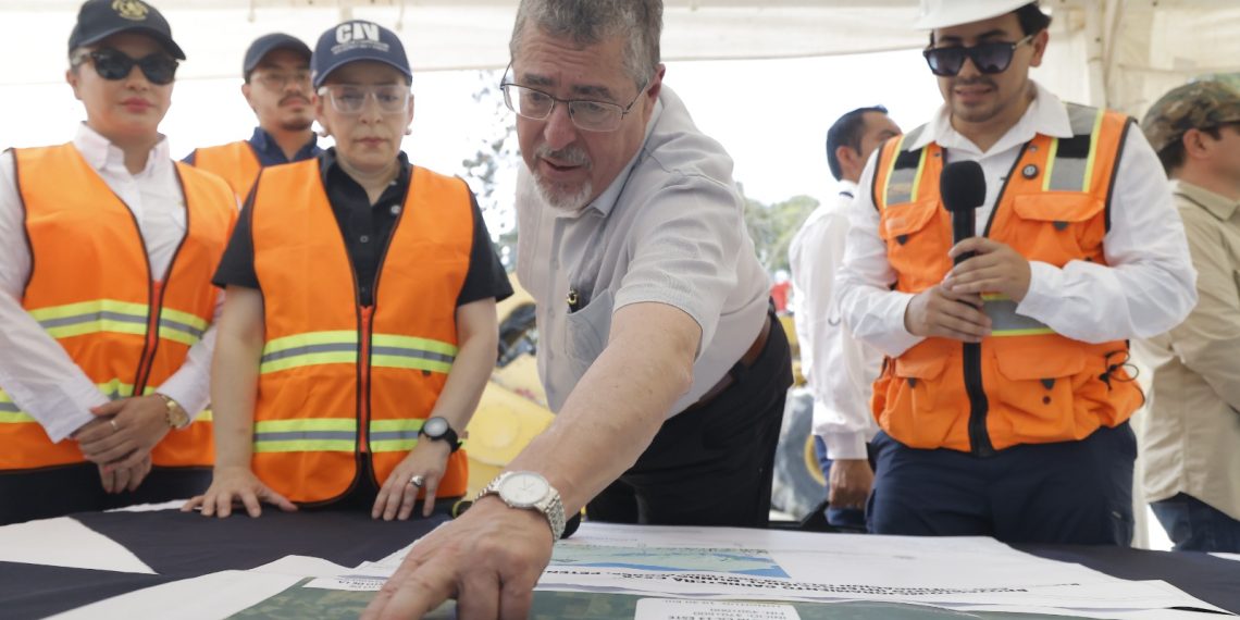 El presidente Bernardo Arévalo, durante la supervision del mejoramiento de carretera, en Petén.