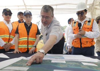 El presidente Bernardo Arévalo, durante la supervision del mejoramiento de carretera, en Petén.