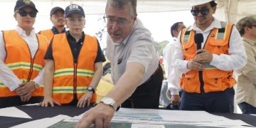 El presidente Bernardo Arévalo, durante la supervision del mejoramiento de carretera, en Petén.