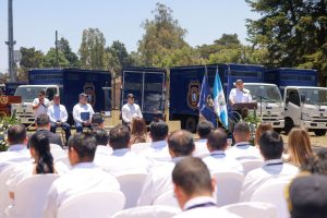 El ministro de Gobernación, Marco Antonio Villeda, durante entrega de flotilla de vehículos para traslado de reclusos.