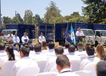 El ministro de Gobernación, Marco Antonio Villeda, durante entrega de flotilla de vehículos para traslado de reclusos.