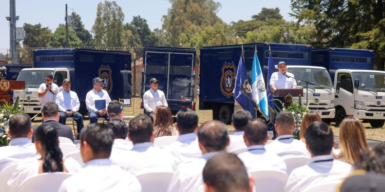El ministro de Gobernación, Marco Antonio Villeda, durante entrega de flotilla de vehículos para traslado de reclusos.