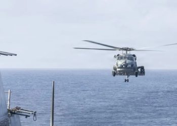 Un helicóptero estadounidense regresa a portaaviones en el mar Arábigo. EE. UU. e Irán lanzaron ataques cuando se cumplen tres meses de guerra.