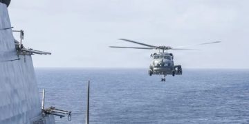 Un helicóptero estadounidense regresa a portaaviones en el mar Arábigo. EE. UU. e Irán lanzaron ataques cuando se cumplen tres meses de guerra.