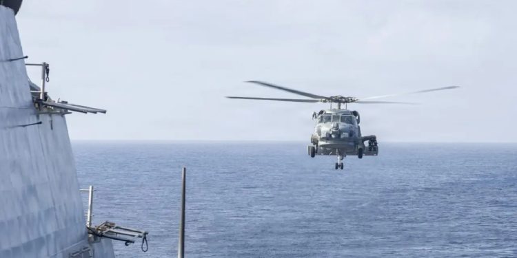 Un helicóptero estadounidense regresa a portaaviones en el mar Arábigo. EE. UU. e Irán lanzaron ataques cuando se cumplen tres meses de guerra.