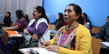 Autoridades de Educación visita Escuela Nocturna en Quetzaltenango