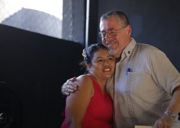 En el Día de la Madre, el presidente Bernardo Arévalo destacó el papel fundamental de las madres como pilar de las familias y del desarrollo del país. / Foto: Gobierno de Guatemala.