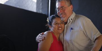 En el Día de la Madre, el presidente Bernardo Arévalo destacó el papel fundamental de las madres como pilar de las familias y del desarrollo del país. / Foto: Gobierno de Guatemala.