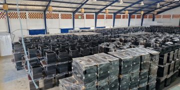 Estudiantes de Chiquimula e Izabal recibieron mobiliario escolar. (Foto: UCEE)
