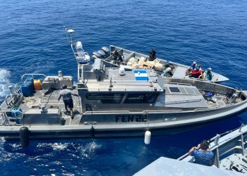 Ejército de Guatemala interceptó una embarcación con posibles ilícitos. (Foto: Ejército de Guatemala)