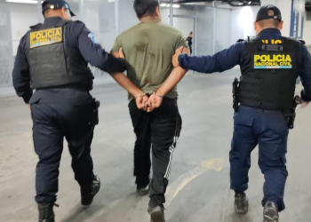PNC detiene a dos pandilleros cuando desmembraban a una persona en casa abandonada en la zona 18