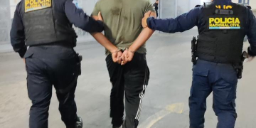 PNC detiene a dos pandilleros cuando desmembraban a una persona en casa abandonada en la zona 18