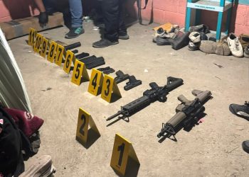 Las autoridades consideran que este arsenal podría estar relacionado con estructuras del crimen organizado que operan en la región fronteriza. / Foto: PNC