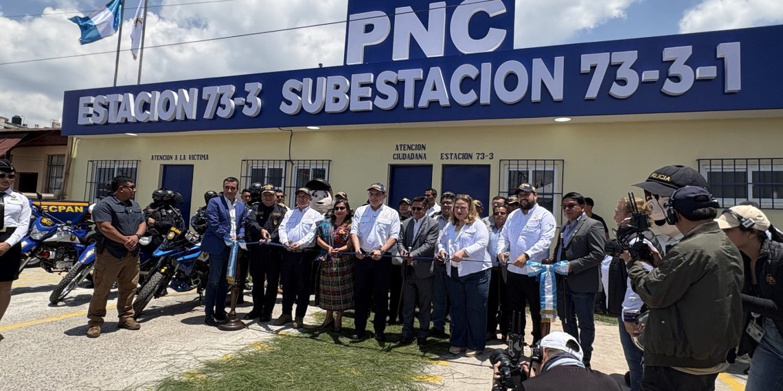 El ministro de Gobernación y el director General de la PNC inauguran estación y subestación policial en Tecpán, Chimaltenango.