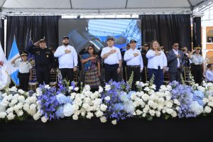 Ministro de Gobernción y otros funcionarios, durante acto de inauguración de sedes policiales en Tecpán, Chimaltenango.