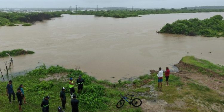 La imagen de archivo muestra inundaciones en una localidad de Ecuador.
