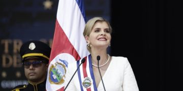 Laura Fernández, nueva presidenta de Costa Rica, durante acto de toma de posesión.