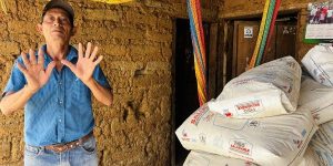 Mides entrega sacos de concreto para construir pisos saludables en Zacapa./Foto: Mides.