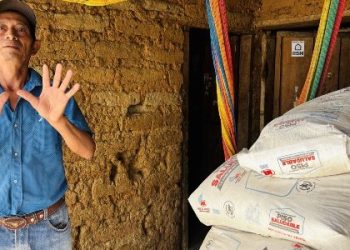 Mides entrega sacos de concreto para construir pisos saludables en Zacapa./Foto: Mides.