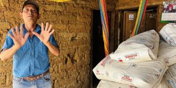 Mides entrega sacos de concreto para construir pisos saludables en Zacapa./Foto: Mides.