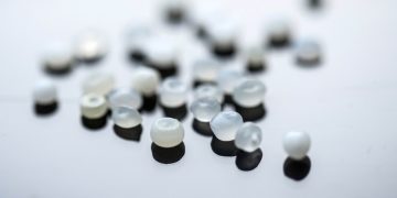 Estudio descubre que los microplásticos en suspensión pueden contribuir al cambio climático.